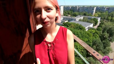 छात्र कामुक आउटबैक में एक अजनबी को चूसता है - उसके चेहरे पर सह